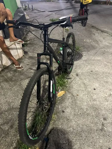 Vendo uma bicicleta KGT aro 29 defeito um pedal quebrado 400 freio de trás um pouco ruim 