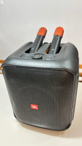 Caixa JBL com 2 microfones sem fio