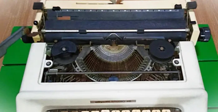 Máquina de Escrever Antiga Olivetti Studio 46