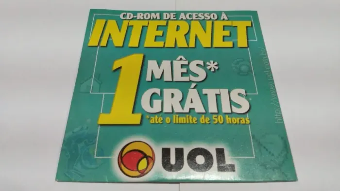 Antigo CD-ROM de acesso à internet da UOL lacrado ano 2000