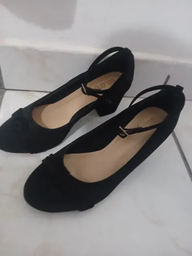 Sapato veludo preto de salto