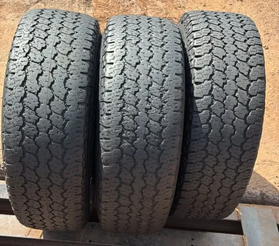Trio de pneus 265/70 R16. Usado