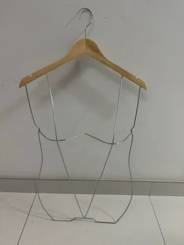 Vendo 4 cabides silhueta de madeira - armação cromada