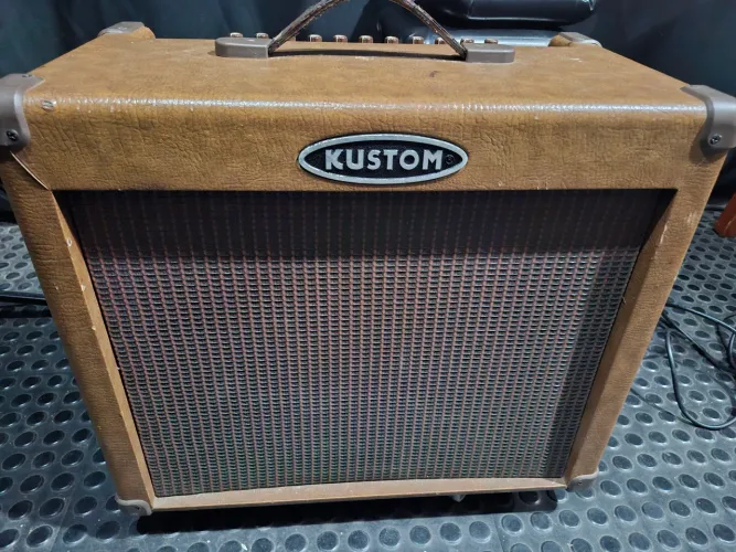 Amplificador Kustom 65 Watts ingles para violão 