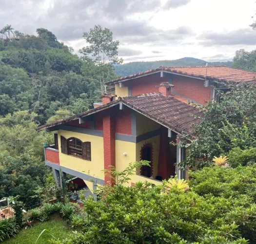 Casa para família com vista espetacular em um condomínio super sossegado em Itaipava