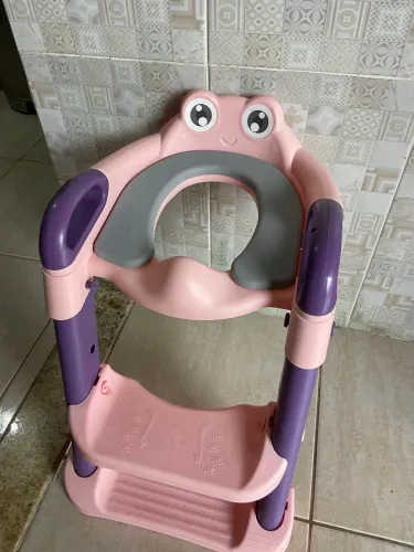 Assento redutor infantil com escada.