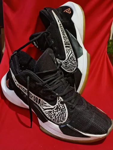 Tênis Nike Zoom Freak 2 Masculino - Preto+Branco", feito pequeno reparo no solado.