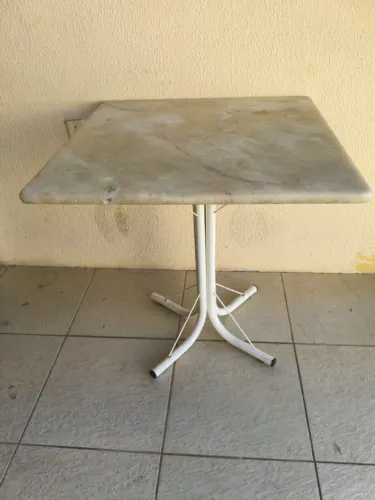 Vendo Mesa com tampa de mármore
