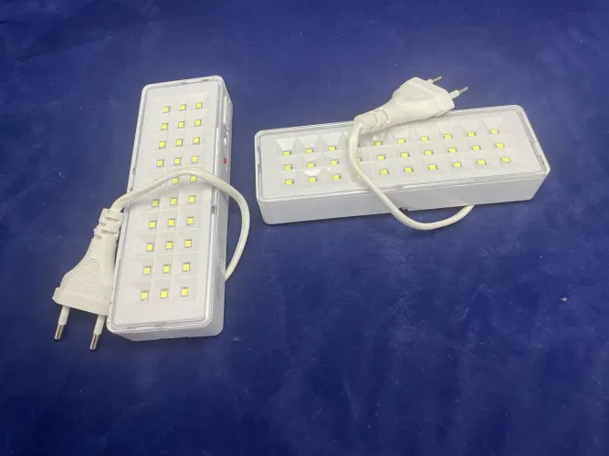 2 Luminárias de Emergência de LED Recarregáveis