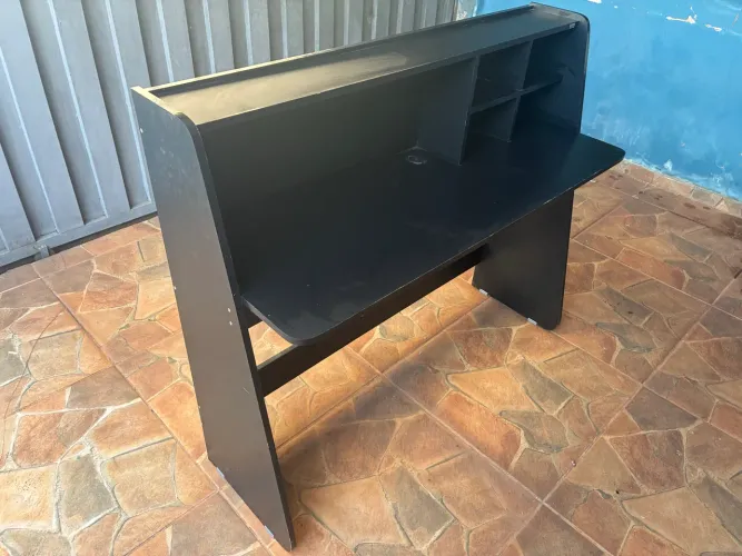Mesa de escritório/computador.