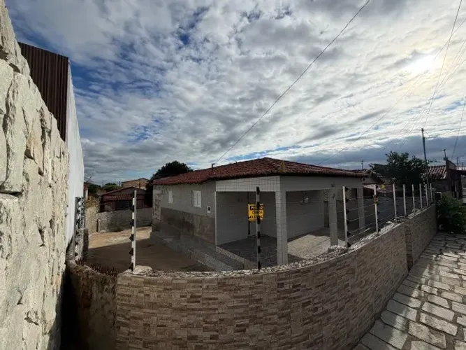 Casa em Piancó, 2 quartos sendo um com suíte, sala de jantar, sala de estar.