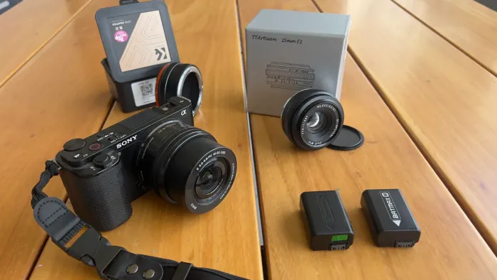 Camera Sony ZVE-10 zerada, com duas lentes, duas baterias e anel adaptador nikon