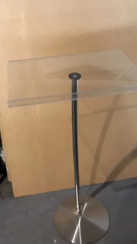 Conjunto de púlpito e mesa de apoio em acrílico