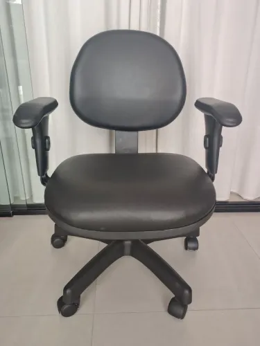 Cadeira de escritório estofada preta, giratória