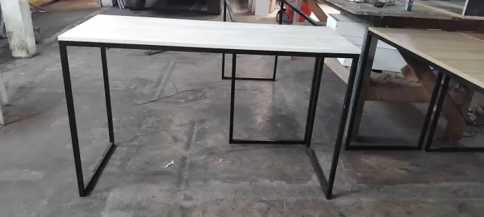 Mesa de estudo industrial nova, medindo 1.20x50x76 cor amadeirado informações 9