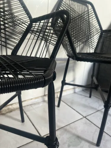 Cadeiras em junco (espaguete) e aço preta