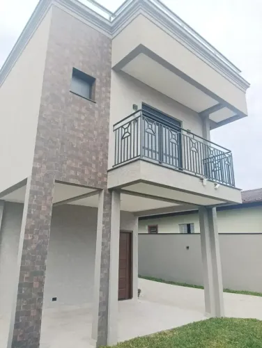 Sobrado com 182 metros; 03 quartos no bairro  Santa Quitéria - Curitiba - PR