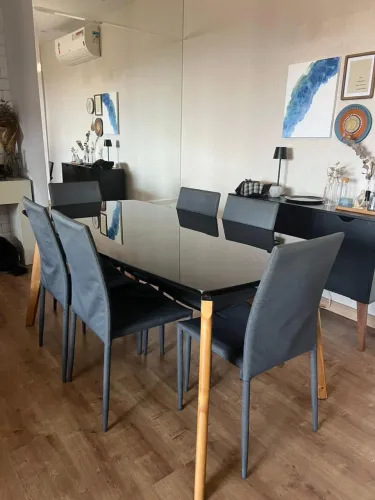 Mesa de jantar 1,70 com seis cadeiras.