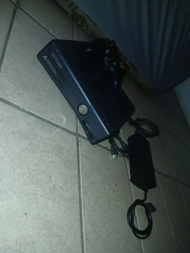 vendo xbox 360 slim, com alguns detalhes