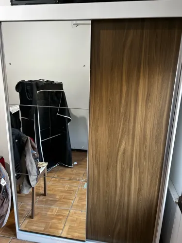 Guarda-roupa/roupeiro solteiro com espelho - JÁ DESMONTADO PARA FACILITAR O TRANSPORTE