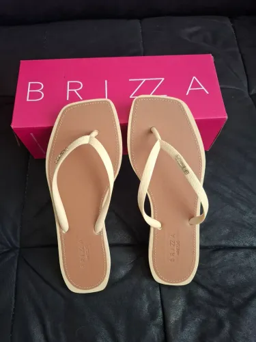 chinelo de dedo Arezzo Brizza Square na cor off-white com palmilha marrom.