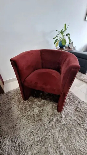 Poltrona vermelha semi nova