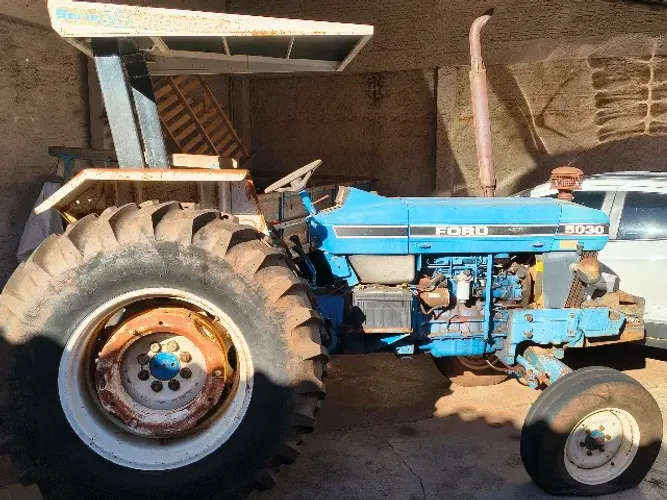 Trator Ford - modelo 5030, ano 1994 (acompanha carreta)