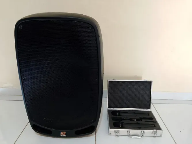Caixa de som com microfones