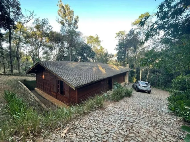 Charmosa casa de madeira no Condomínio Pasárgada Nova Lima