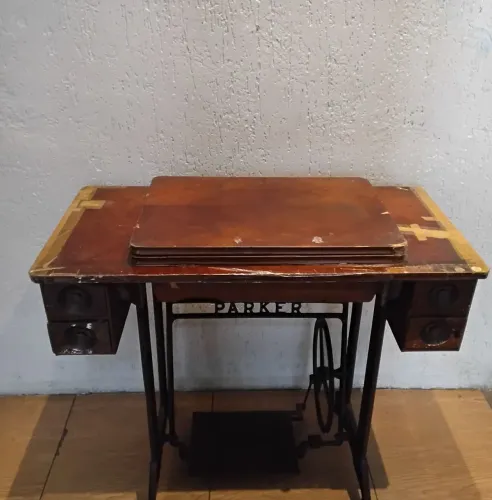 Pé de máquina de costura antigo Parker com o gabinete e 4 gavetas