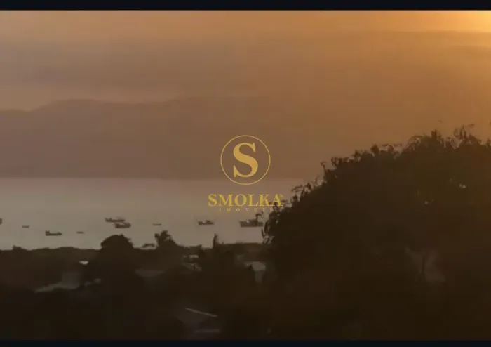 Terreno à venda com uma casa, com vista livre para o mar