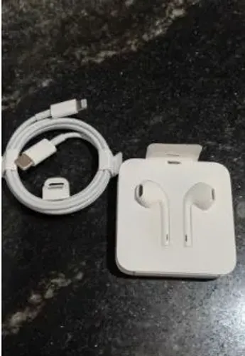 Fone e cabo de iphone