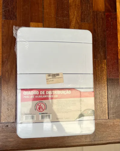 Quadro de distribuição com duas luminárias