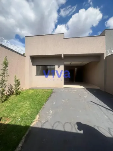 Vende-se casa com 3 quartos sendo 1 suíte, piscina, churrasqueira, quintal, área de serviç