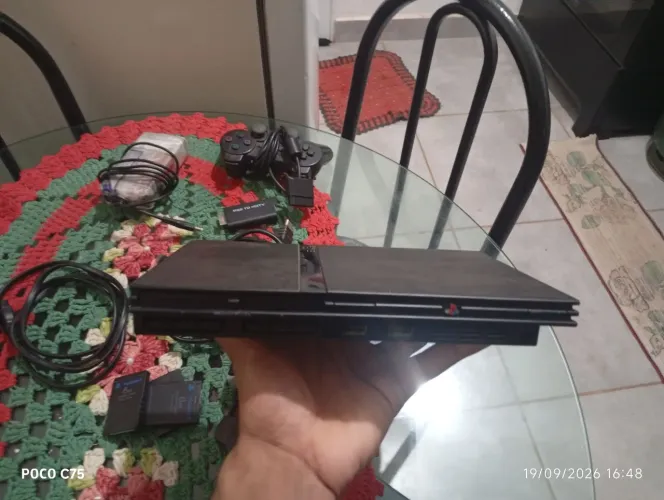 PlayStation 2 Slim na cor preta.