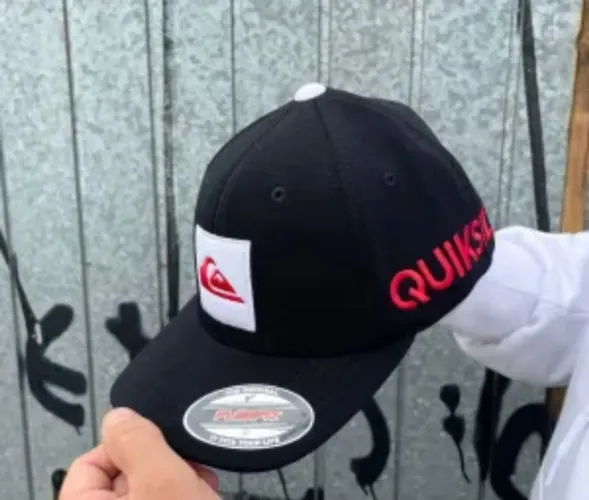 Boné Quiksilver letreiros