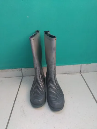 Bota de chuva em bom estado nunca usada