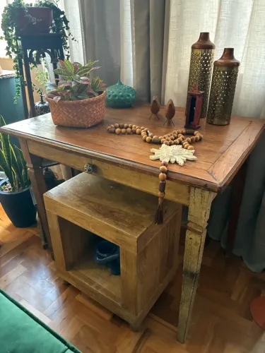 Mesa rústica de madeira e nicho de madeira