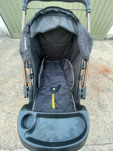 Carrinho de bebê e cadeirinha de bebê
