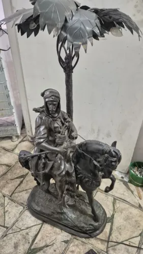 Escultura Luminaria Cavalo Arabe com Coqueiros