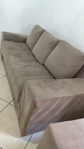 Sofá, mesa e estante metálica.