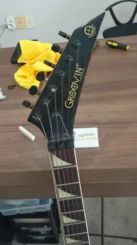 Guitarra Groovin Floyd Rose com upgrades
