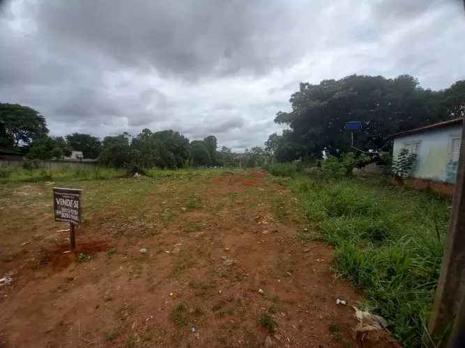 Lote a venda possui 405m² sendo 12 de frente por 33,75m² de lateral, próximo a anel viário