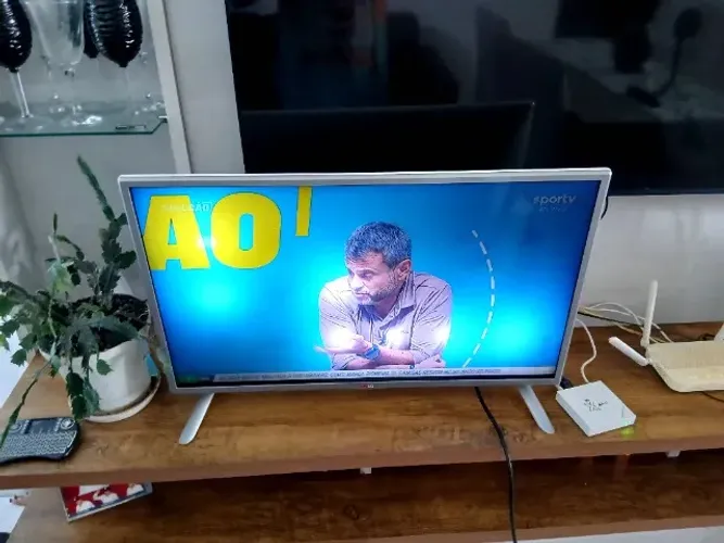 Tv LG 32 HD tem detalhes nao e smart leia anuncio