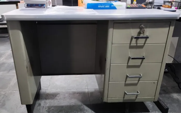 Mesa de aço antiga para escritório 