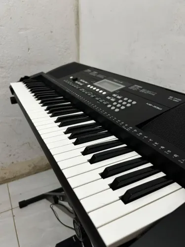 Vendo teclado KB 330, com mesa e pedal. *