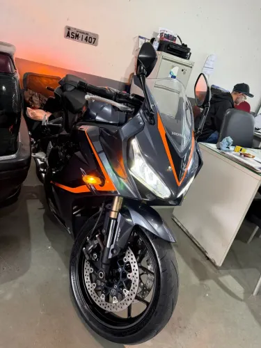 Moto toda revisada. Top de linha