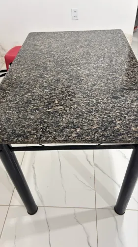 Mesa em granito em perfeito estado.