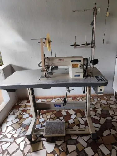 Máquina industrial costura reta com aparelho de frufru