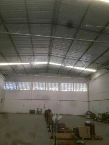 Fabricamos e reformamos estruturas metálicas e tiramos goteiras de galpões